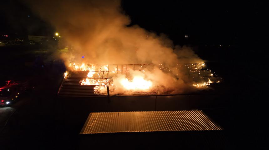 Kırıkkale'de dinlenme tesisinin çatısı alev alev yandı! Müdahale 2 saat sürdü