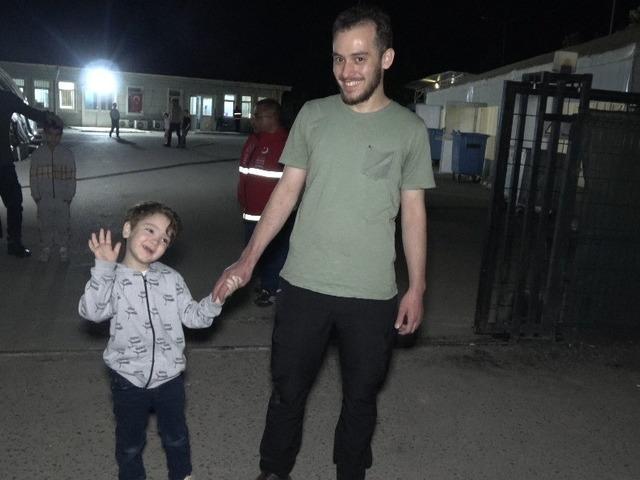 Suriye’ye geri dönüşler gece de devam ediyor
