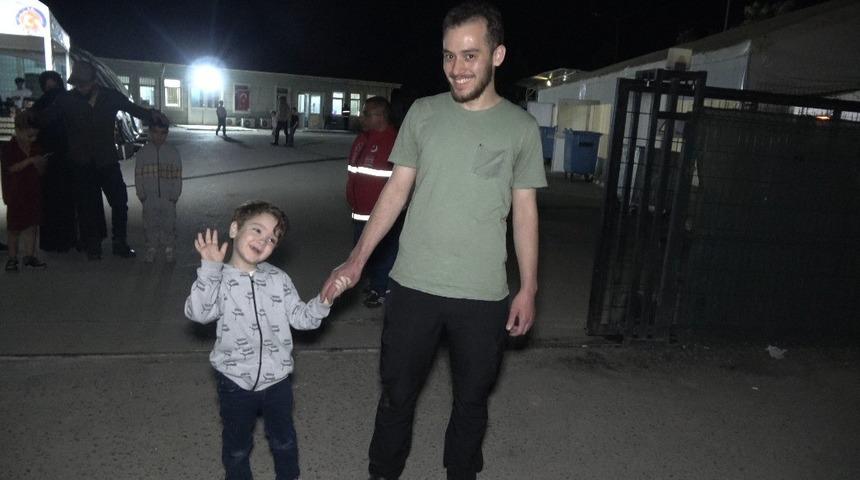 Türkiye'den Suriye’ye geri dönüşler gece de devam ediyor