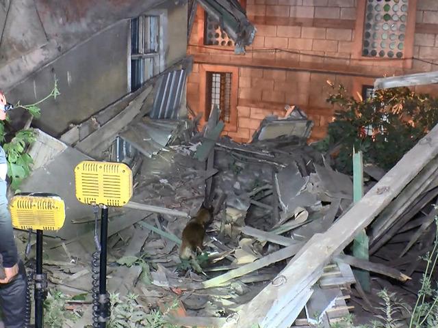 Deprem sonrası hasar alan bina çöktü