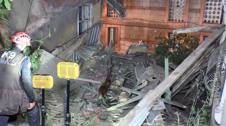 İstanbul'da deprem sonrası hasar alan bina çöktü