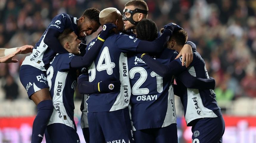 Fenerbahçeli yıldız için gündemi sarsan iddia! Evini eskortlar soydu