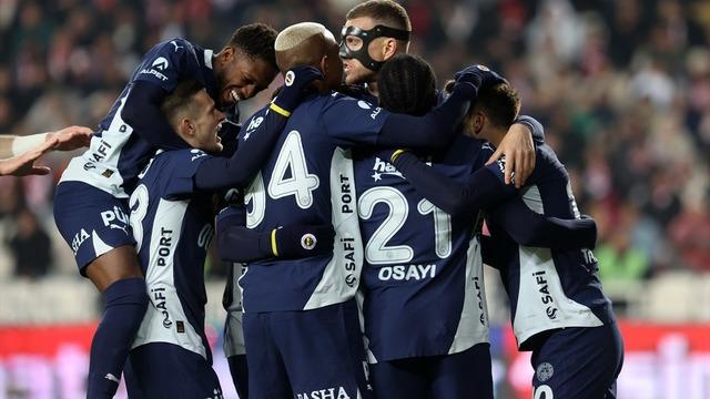 Fenerbahçeli yıldız için gündemi sarsan iddia! Evini eskortlar soydu