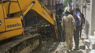 Son dakika| İSKİ'nin kanalizasyon çalışmasında yol çöktü! 1 işçi göçük altında