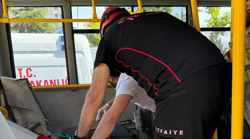 Otomobil, halk otobüsüne çarptı! 1 ölü, 8 yaralı