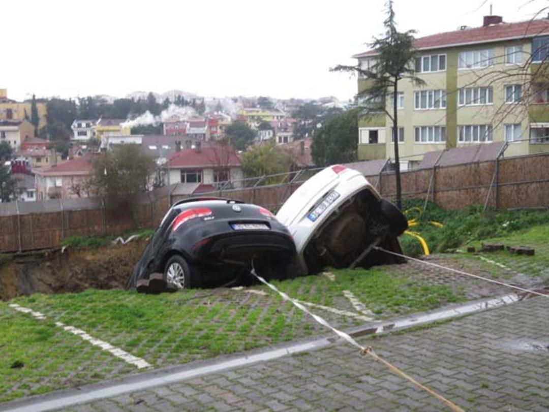 Kadık&ouml;y'de toprak kayması! Otomobilleri ağa&ccedil;lara bağladılar...