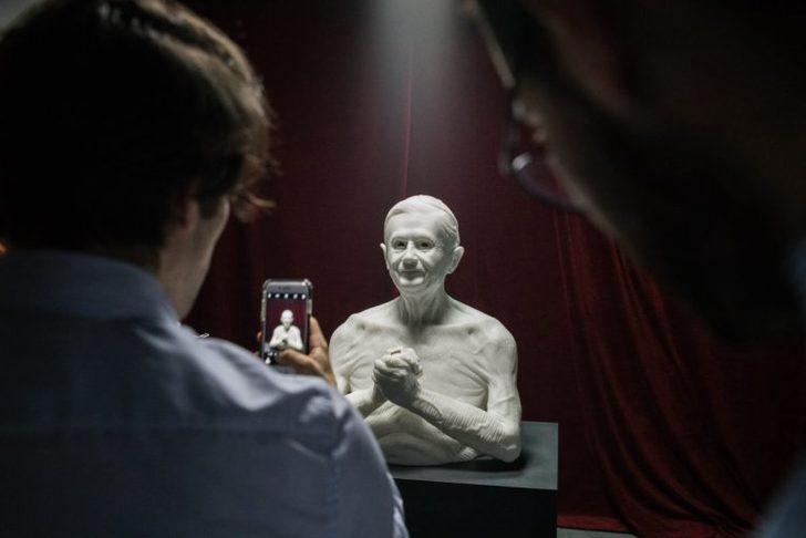 Endişelenmeyin bu tüyler ürpertici insanlar sadece heykeller G3