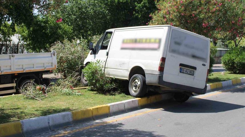 Hakimiyeti kaybolan minibüs refüjde asılı kaldı