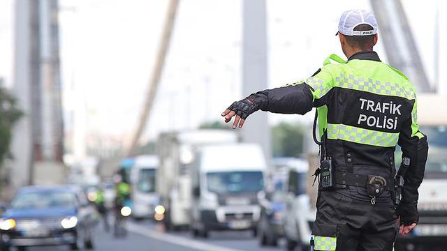 Trafik cezaları arttırıldı! Kırmızı ışıkta geçen yandı, işte madde madde yeni cezalar...