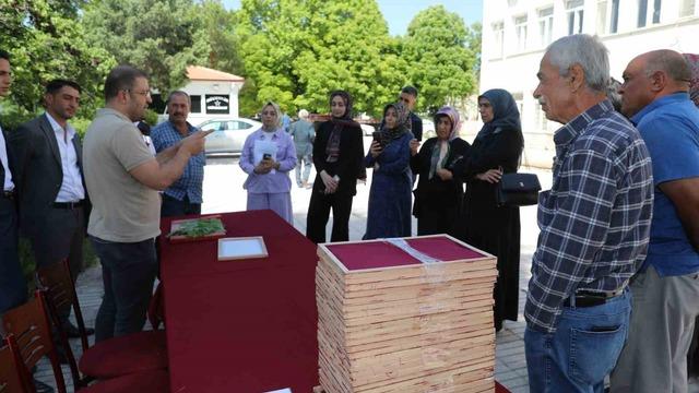 Elazığ’da üreticilere ipek böceği larvası dağıtıldı