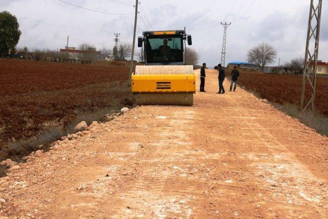 Akçakale ilçesinde stabilize yol yapım çalışmalarına devam ediyor