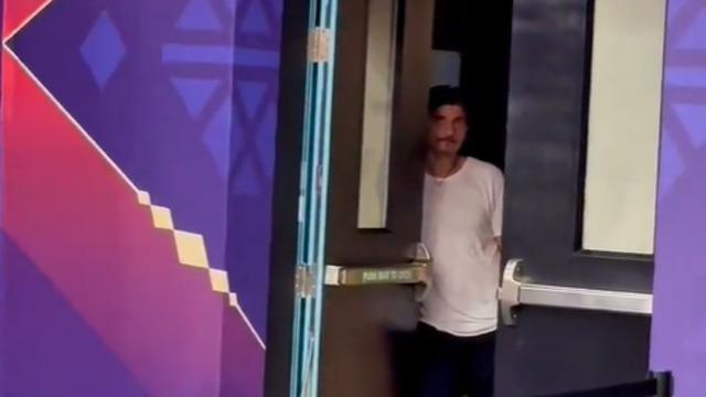 O anlar sosyal medyada gündem oldu! Panathinaikos Başkanı Giannakopoulos, Fenerbahçe Beko maçının sonunu kapı aralığından izledi