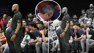 Fenerbahçe Başkanı Ali Koç basın mensubunun sorusunu Fenerbahçe armasını öperek cevap verdi