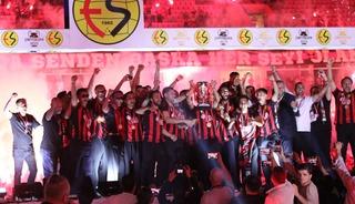 Şampiyon Eskişehirspor kupasını kaldırdı