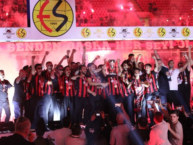 Şampiyon Eskişehirspor kupasını kaldırdı