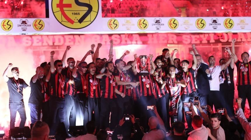 Şampiyon Eskişehirspor kupasını kaldırdı