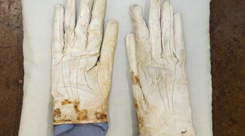 ABD başkanının kanlı eldivenleri rekor fiyata satıldı! Gelir borçları kapatacak...