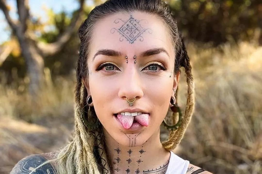 Dilini ortadan ikiye böldü! Heves uğruna hayatı mahvoluyordu! Şimdi konuşmayı yeniden öğreniyor 1