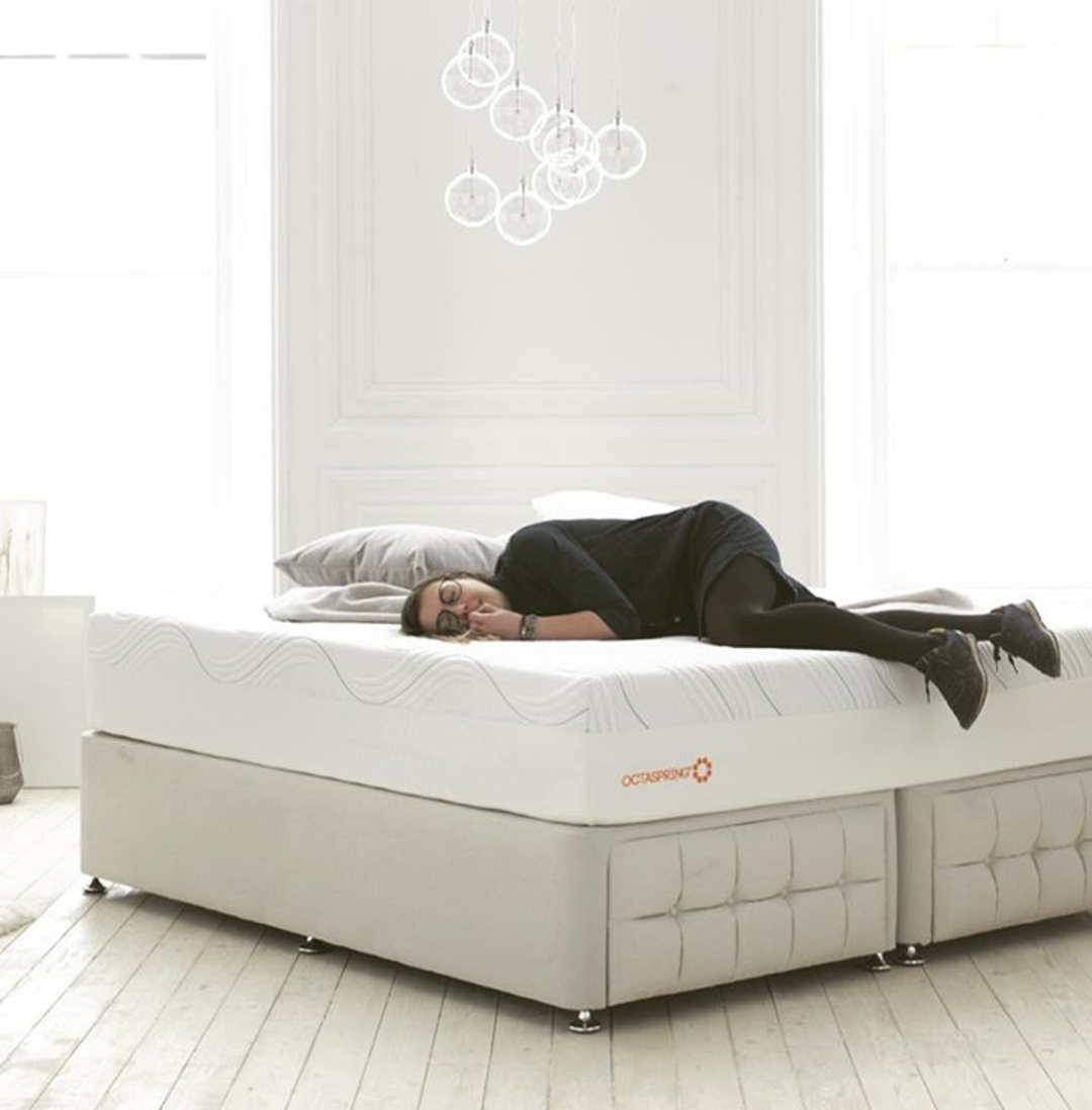 Şaka değil! Yatarak yılda 400 bin lira kazanıyor