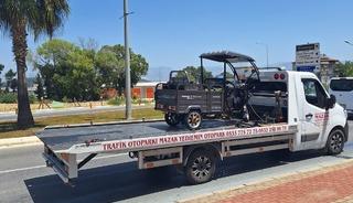 Direksiyon hakimiyetini kaybeden motorlu bisiklet devrildi: 2 yaralı