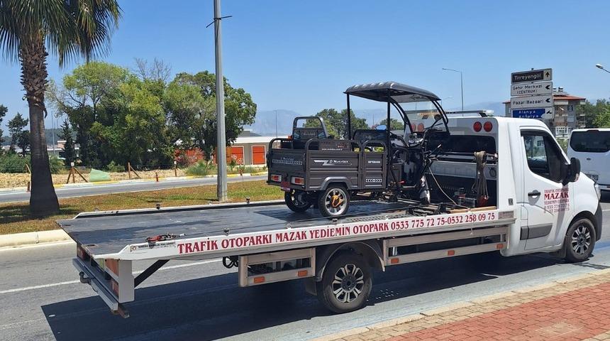 Direksiyon hakimiyetini kaybeden motorlu bisiklet devrildi: 2 yaralı