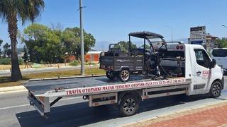 Direksiyon hakimiyetini kaybeden motorlu bisiklet devrildi: 2 yaralı