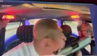 Takside dehşet anları kamerada...Taksiciyi silahla gezdirdi, sonra da parasını gasp etti