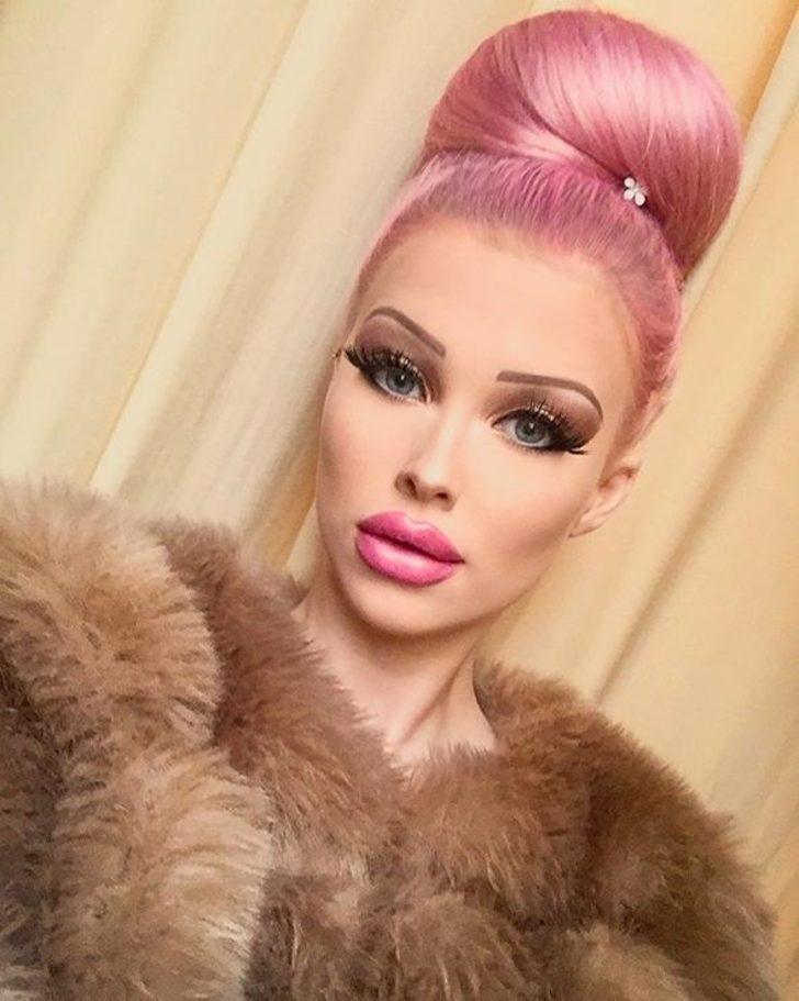 Barbie bebeğe benzemek için servet harcıyor! G3