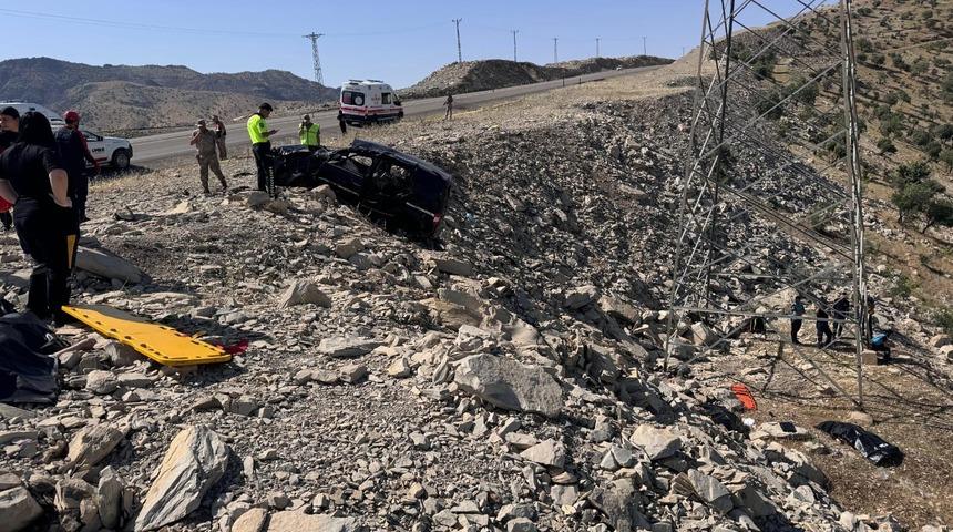 Şırnak'ta korkun&ccedil; kaza: Aynı aileden 3 kişi &ouml;ld&uuml;, 3 yaralı!