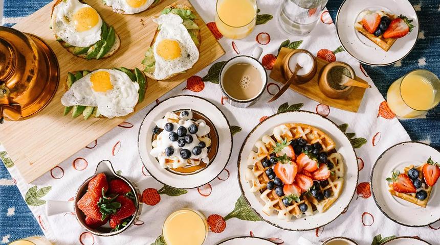 Brunch bir mutfak sanatıdır!  Sofranıza renk katacak 4 yaratıcı ve lezzetli brunch tarifleri: Bu 4 tarif sizi bir adım öne çıkaracak…