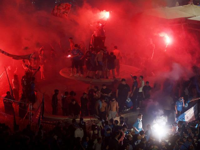 İtalya'da Napoli'nin şampiyonluk kutlamalarında en az 39 kişi yaralandı
