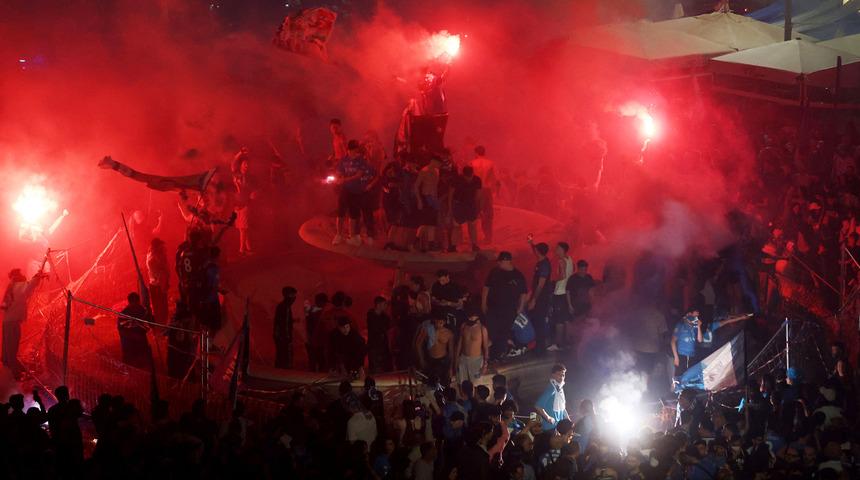 İtalya'da Napoli'nin şampiyonluk kutlamalarında en az 39 kişi yaralandı