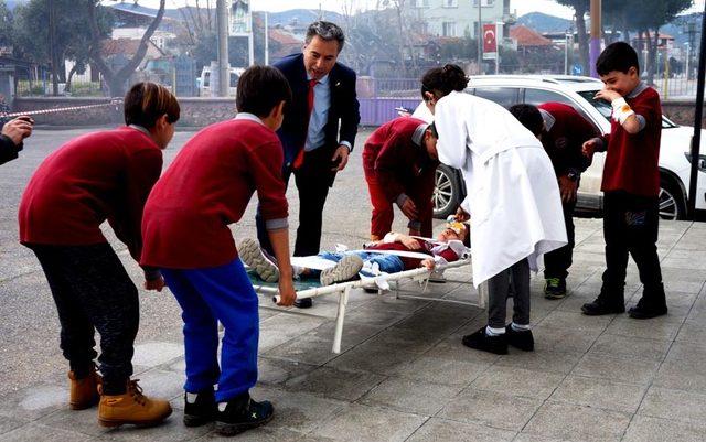 İlkokulda deprem ve yangın tatbikatı