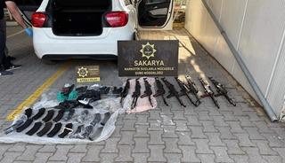 Polis memurunun aracında kaleşnikoflar bulundu! 3 tutuklama