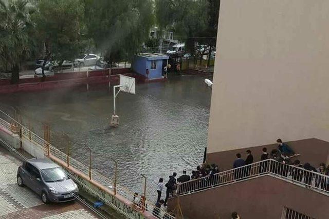 Kuvvetli sağanak yolda göçüğe neden oldu