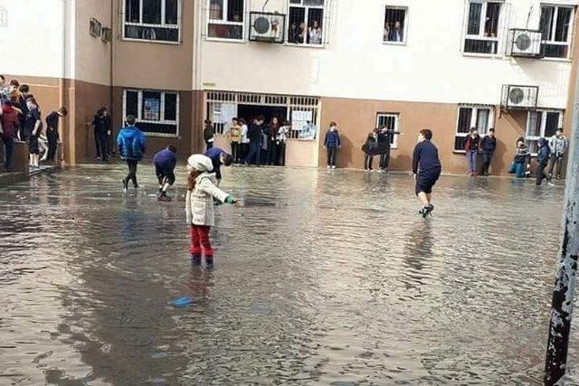 Kuvvetli sağanak yolda göçüğe neden oldu