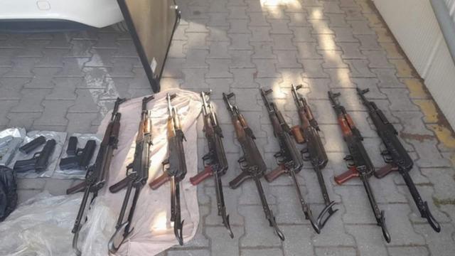 Yer: Sakarya... Polis memurunun aracından cephanelik çıktı!