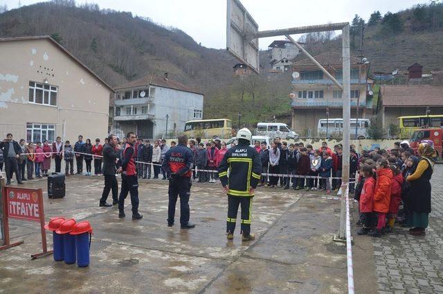 İtfaiye ekipleri yangın tatbikatı düzenledi