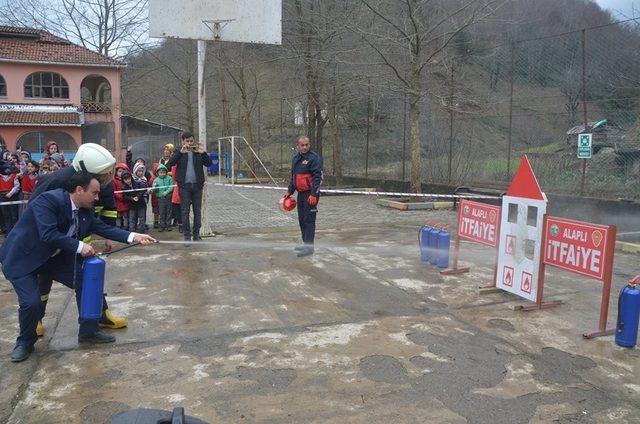 İtfaiye ekipleri yangın tatbikatı düzenledi