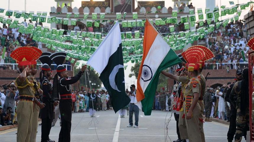 Pakistan ve Hindistan, hava sahalarına yönelik yasakları bir ay uzattı