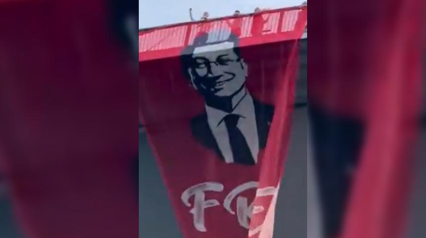'Free İmamoğlu...' CHP'li vekiller 15 Temmuz Şehitler Köprüsü'ne astı, CHP lideri Özel: "Bu daha başlangıç"