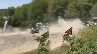 Yarış arabası seyircilerin arasına daldı