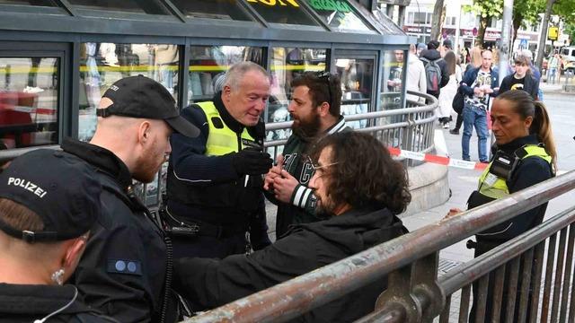 Hamburg’da tren istasyonunda silah ve kesici alet araması