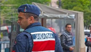 Ot toplarken kaybolan çifti jandarma kurtardı
