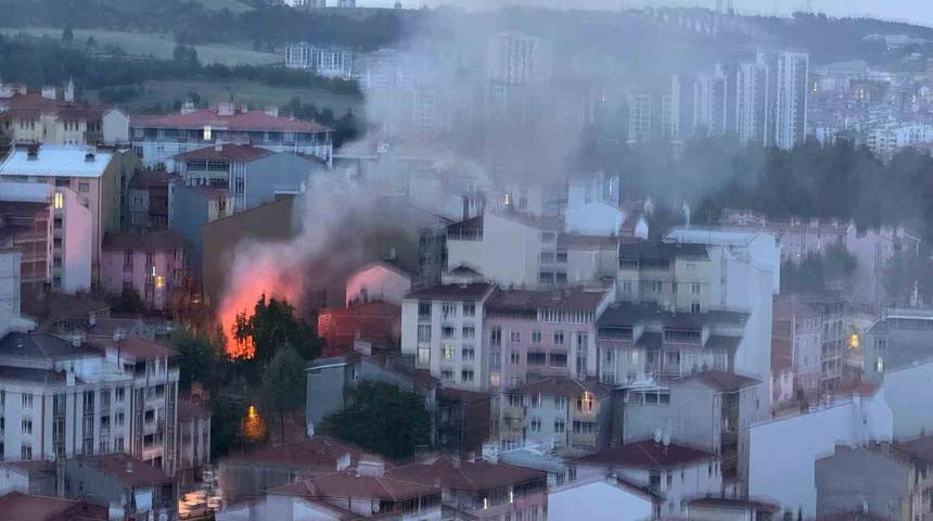 Bilecik’te çıkan yangında dumanlar gökyüzünü kapladı