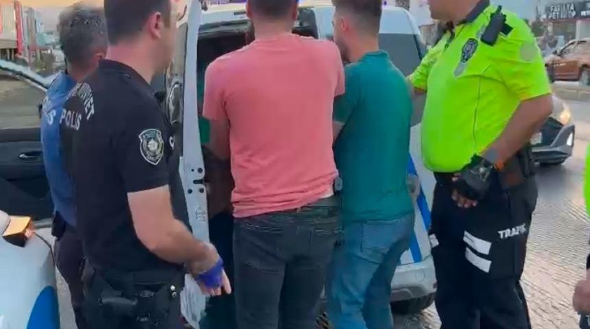 Bodrum'da makas atarak ilerleyen alkollü sürücü ile arkadaşları polise saldırdı; 3 gözaltı
