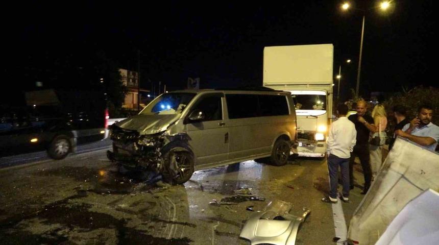 Antalya’da 3 kamyon, tur aracı ve otomobilin karıştığı zincirleme kaza: 3 yaralı