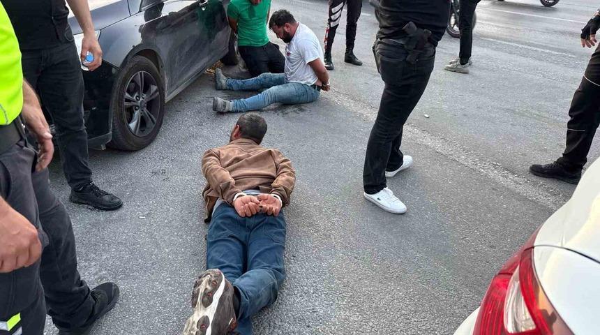 Durdurulan araçtaki şahıslar polise saldırdı: 2 yaralı, 3 gözaltı