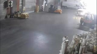 İstanbul - Başakşehir'de geri manevra yapan hafif ticari araç adama çarptı