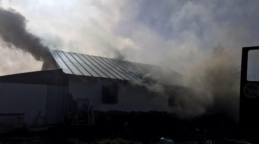 Yayla evinde çıkan yangında 4 kişi dumandan etkilendi